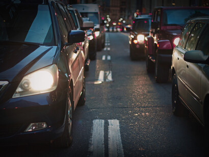 Automóviles en un denso tráfico urbano