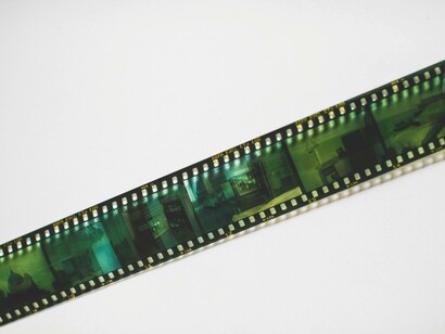 Guardare una pellicola cinematografica è entrare in un tempo sospeso, dove ogni fotogramma è storia visiva