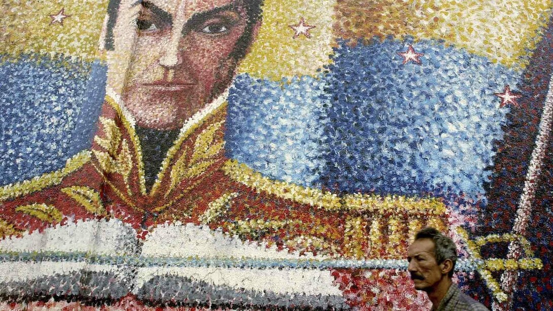 Un venezolano pasa delante de un mural en recuerdo de Bolívar