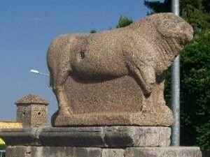 I sacerdoti dell'antico Egitto consideravano il bue Apis un intermediario tra il popolo e le divinità, un simbolo vivente della benedizione divina. Bue Apis a Benevento, Italia