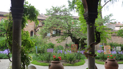 Giardino Palazzo Scroffa, entrata fiorita. Foto di Simonetta Sandri