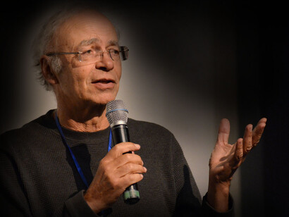 Peter Singer, filosofo e saggista australiano.  La filosofia e la conoscenza formano lo spirito critico ed educano a una visione del mondo capace di coglierne le mille complessità