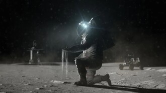 Un astronauta prende tra le mani la regolite lunare