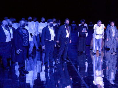 Il Faust dovrebbe essere anche l’ultimo allestimento feniceo con la platea occupata da cast e coro e non dal pubblico