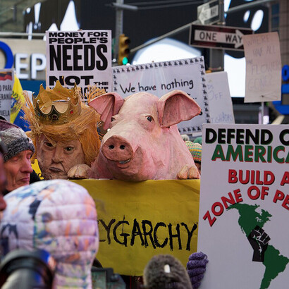 La democracia latinoamericana atraviesa una etapa de transformación marcada por la pérdida de confianza ciudadana, la crisis de representación política y nuevos desafíos sociales y tecnológicos. Protestas en Times Square, Nueva York, Estados Unidos, 3 de enero de 2026