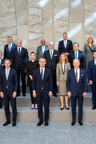 Foto di gruppo con i leader mondiali, giovedì 24 marzo 2022, presso la sede della NATO a Bruxelles. Foto ufficiale della Casa Bianca di Adam Schultz.
La collaborazione tra NATO e UE è fondamentale per garantire la sicurezza dell’Europa, ma la forte influenza degli Stati Uniti potrebbe ridurre l’autonomia strategica europea  