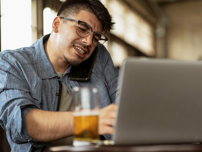Com o celular junto ao rosto e a cerveja sobre a mesa, o homem concilia o momento de descontração com uma conversa à distância. Depois de um dia inteiro de trabalho, era exatamente assim que Luciano procurava relaxar antes de falar com Sandra