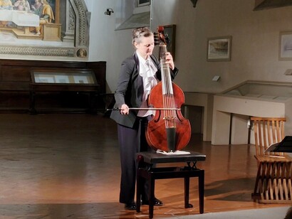 Giovanna Baviera al Cenacolo del Fuligno di Firenze, durante il concerto “Soloindue. Il cantar alla viola dal Rinascimento a oggi” inserito nel calendario della nona edizione del festival FloReMus, fondato da L’Homme Armé. © Giulia Nuti