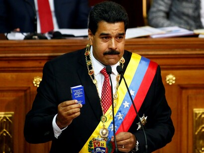 Nicolás Maduro con la constitución venezolana en la mano
