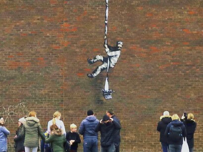 O mural de um prisioneiro fugitivo, Reading, Inglaterra. Os curiosos pagam a particulares, a fim de desvendar o seu rosto. Mas ainda assim, nas desconfianças, Bansky mantém-se no anonimato