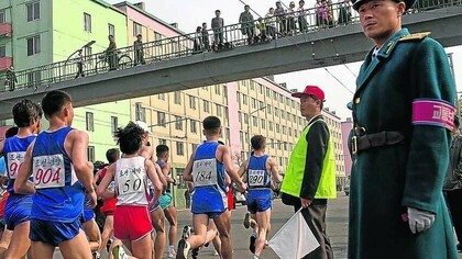 Pyongyang, Corea del Norte. Un miembro de las fuerzas de seguridad vigila el trascurso de la prueba
