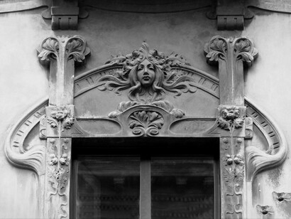 È importante oggi conoscere le tecniche di produzione utilizzate al fine di essere in grado di conservare con mirati interventi di restauro le decorazioni che ornano le nostre città