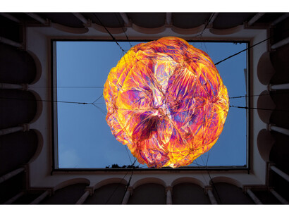 Tomas Saraceno, Iridescent Planet, 2014, iridescent foil, struttura gonfiabile, diametro 370 cm, cablaggio, pompa, lampade, prodotto da Palazzo Ducale, courtesy pinksummmer, Genova, fotografia: Francesco Cardarelli