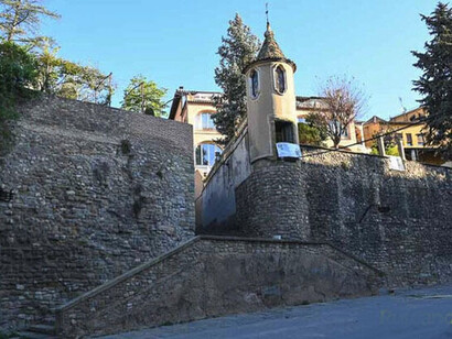 Las antiguas murallas al borde de la ruta que circunda la ciudad de Vic, Barcelona, España