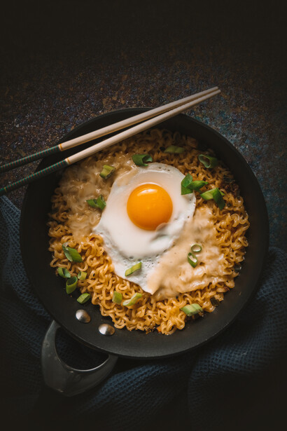 Il ramen è un piatto a base di spaghetti di frumento servito come una zuppa con brodo di carne o pesce e insaporito con carne di maiale, uova, alghe marine