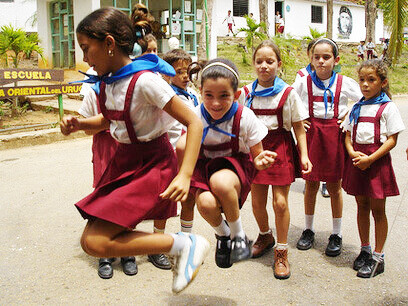 ¿Cuál es la diferencia entre arrasar los edificios de Gaza y matar a los palestinos, y hacer la vida imposible en Cuba, matando de hambre a los cubanos u obligándolos a lanzarse al mar con el gran riesgo de morir ahogados? Niños jugando a la comba entre clases en la Escuela República Oriental Uruguay en Cuba