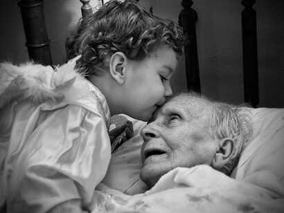 Un niño besa a su abuelo enfermo