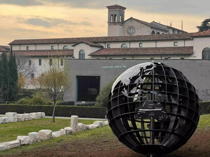 Emilio Isgrò, Mondo d’acciaio, vista della mostra. Per gentile concessione della Fondazione Brescia Musei