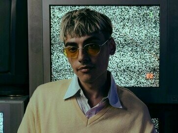 A partir da década de setenta, quando a televisão passou a ser colorida no Brasil, ocorreu um estopim no imaginário social das culturas populares. O rádio, grande fenômeno de comunicação, continuou dando suporte para a televisão brasileira