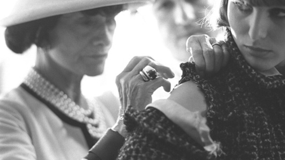 Coco Chanel, trabajando con el vestido de una de sus modelos.