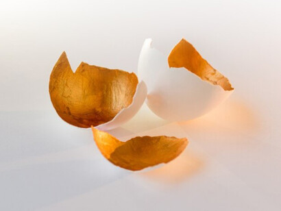 Cascarones de huevo con el interior pintado en color oro. El huevo que se asimila al «cosmos» adquiere la forma de receptáculo de la transformación interior que renace de materia prima a nueva vida