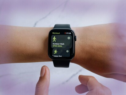Smartwatch monitorando atividade física. Há vários relatos sobre como, por exemplo, um Apple Watch consegue detetar a queda do utilizador e fazer a chamada para os serviços de emergência médica