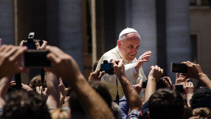 Papa Francisco, líder da Igreja Católica, destaca em meio à multidão a importância da ética e da humanidade frente ao avanço da inteligência artificial. Saiba mais sobre suas reflexões neste artigo sobre tecnologia e valores humanos