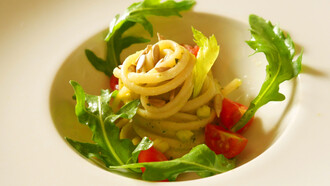 Linguine con pesto di foglie di sedano e germogli di soia