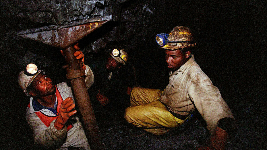 Trabajadores en una mina de Sudáfrica. África es una tierra de enormes riquezas naturales cuya historia reciente sigue marcada por la explotación, los conflictos y las profundas desigualdades sociales