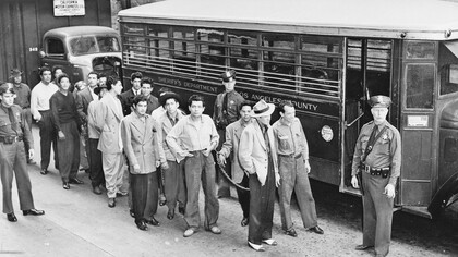 Jóvenes mexicano-estadounidenses arrestados durante los llamados «Disturbios del zoot suit» en Los Ángeles, CA., 1943