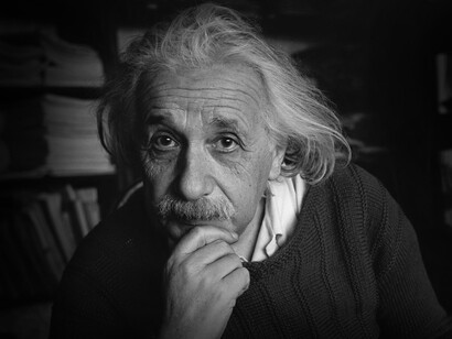 Albert Einstein fue un físico alemán de origen judío, nacionalizado después suizo. Se le considera el científico más importante, conocido y popular del siglo XX