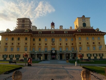 Il Castello Esterházy (in tedesco Schloss Esterházy) o castello di Eisenstadt, è un castello della città di Eisenstadt, nel Burgenland, in Austria. Costruito sul finire del XIII secolo, passò di proprietà alla famiglia ungherese degli Esterházy nel 1622. Eisenstadt, Austria