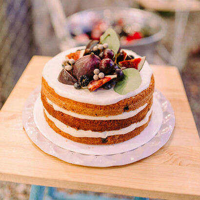 Naked Cake. Os Naked Cakes, já existiam desde anos de 1920, mas viralizou após 2010 quando feitos com várias camadas
