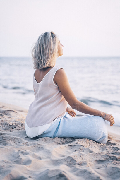 Mujer contemplando el océano. Es necesario reflexionar sobre lo que nos pasa para comprender nuestros sentimientos 