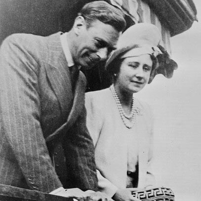 Le Loro Maestà il re Giorgio VI e la regina Elisabetta a bordo del treno reale, in visita a Hope, nella Columbia Britannica, il 31 maggio 1939