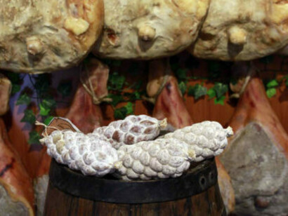 Le palle del nonno, prodotto tipico umbro leggermente affumicato e composto da vari tipi di tagli di carne di maiale