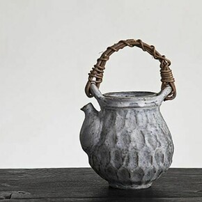 Akiko Hirai, Matt Kohiki Dobin Teapot, 2013, W:12cm H:23cm D:12cm, Photograph: William Van Esland
