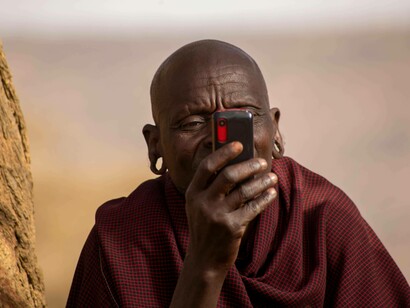 Masai con cellulare in Tanzania, Africa