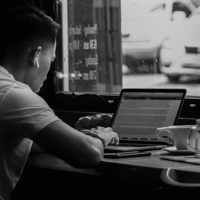 Senza comprensione, il dato resta sterile; senza direzione, la narrazione resta vuota