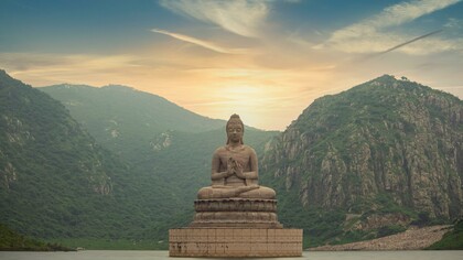 Scultura nel verde dedicata a Buddha, India 