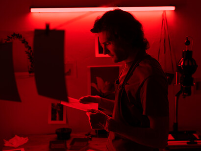 Revelação. Rotular ou aprisionar a fotografia em determinados patamares (fetiche ou moda, por exemplo) é pretender controlar o comportamento humano