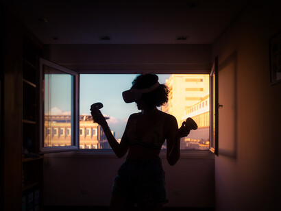 Una mujer sola en su apartamento dentro de un simulador de Realidad Virtual