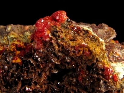 La iranita es un cromatosilicato de cobre y plomo muy raro y esta fina combinación en miniatura proviene de una muy pequeña mina abandonada de plomo y plata en Chile Mina Santa Ana (Mina Chapacase), Distrito de Tocopilla, Provincia de Tocopilla, Región de Antofagasta, Chile