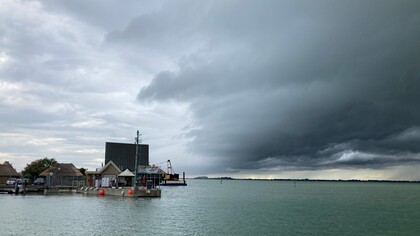 Nubi tempestose sulla laguna di Grado, Italia, foto di Flavius Roversi