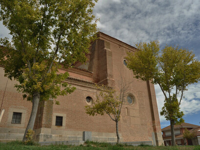  La iglesia contiene una de las más grandes colecciones de escultura, datada entre el s.XII y el XIX. Tiene tres naves que en su origen son de estilo románico-mudéjar, separadas por pilares achaflanados de los que surgen arcos apuntados con peralte y enmarcados en alfiz. Iglesia de San Cipriano, Fontiveros, Ávila, España