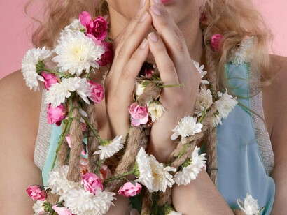 Mulher enrolada em cordas. Talvez a abordagem psicanalítica possa nos fornecer mais claramente a compreensão e entendimento dos motivos pelos quais nos colocamos em situações limites, criamos cenários e tramas e arrebentamos imaginariamente todas as cordas; as que nos prende, impede, enrola e muitas vezes sustenta