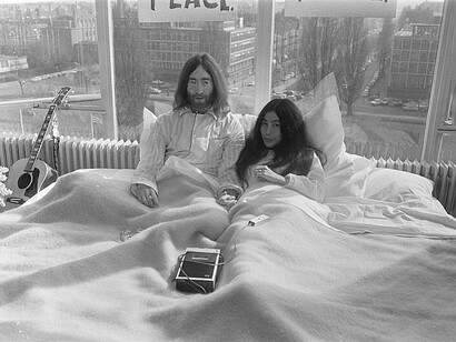 John Lennon y Yoko Ono en la "La encamada por la paz", como protesta no violenta contra la Guerra de Vietnam