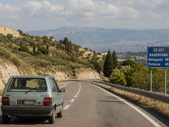 Il viaggio iniziò come esercizio di autonomia: guidare significava uscire dai confini abituali e trasformare ogni strada in una possibilità di scoperta