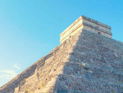 Pirámide Maya en Chichén Itzá (800-1100 d. C.) ubicada en la península de Yucatán, en México