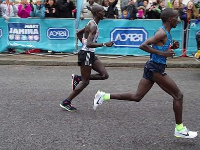 Eliud Kipchoge outrunning opponent in the London Marathon, 2015